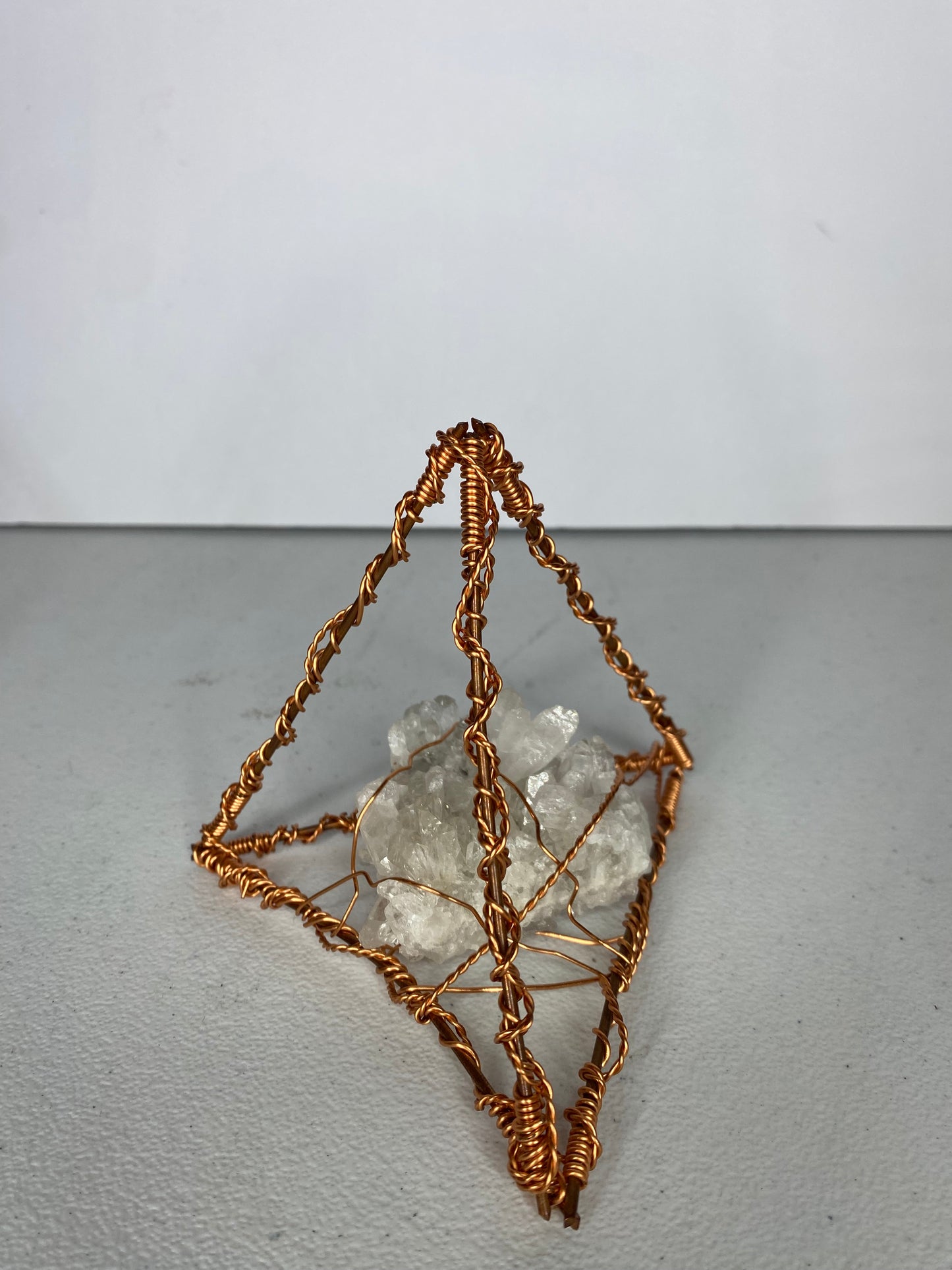 Quartz pyramid amplifier