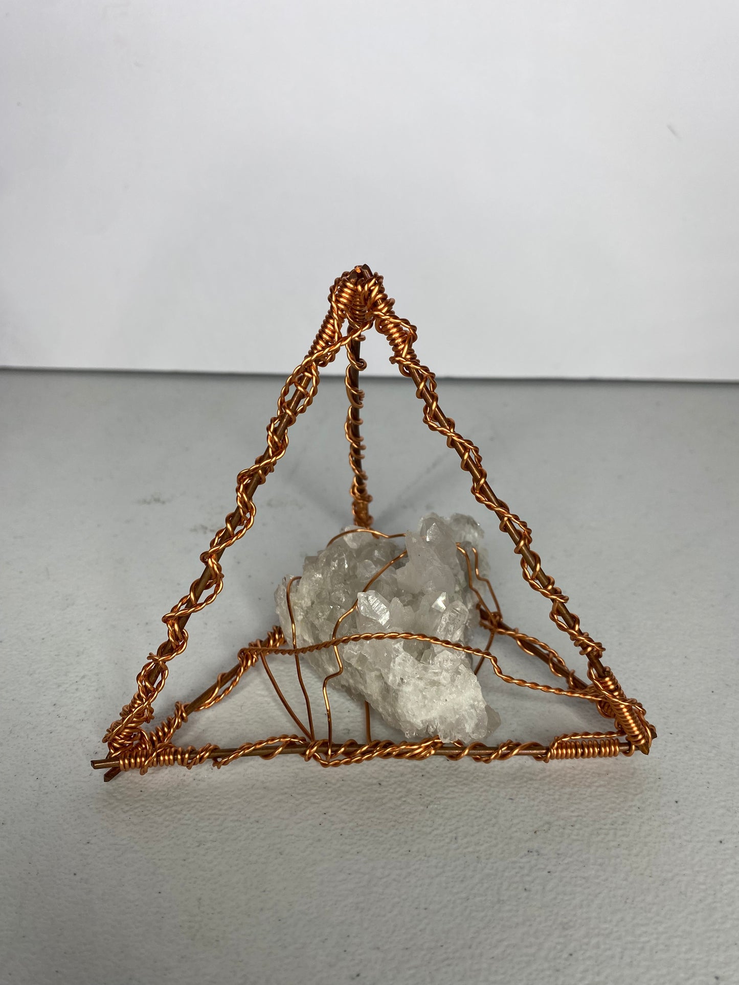 Quartz pyramid amplifier